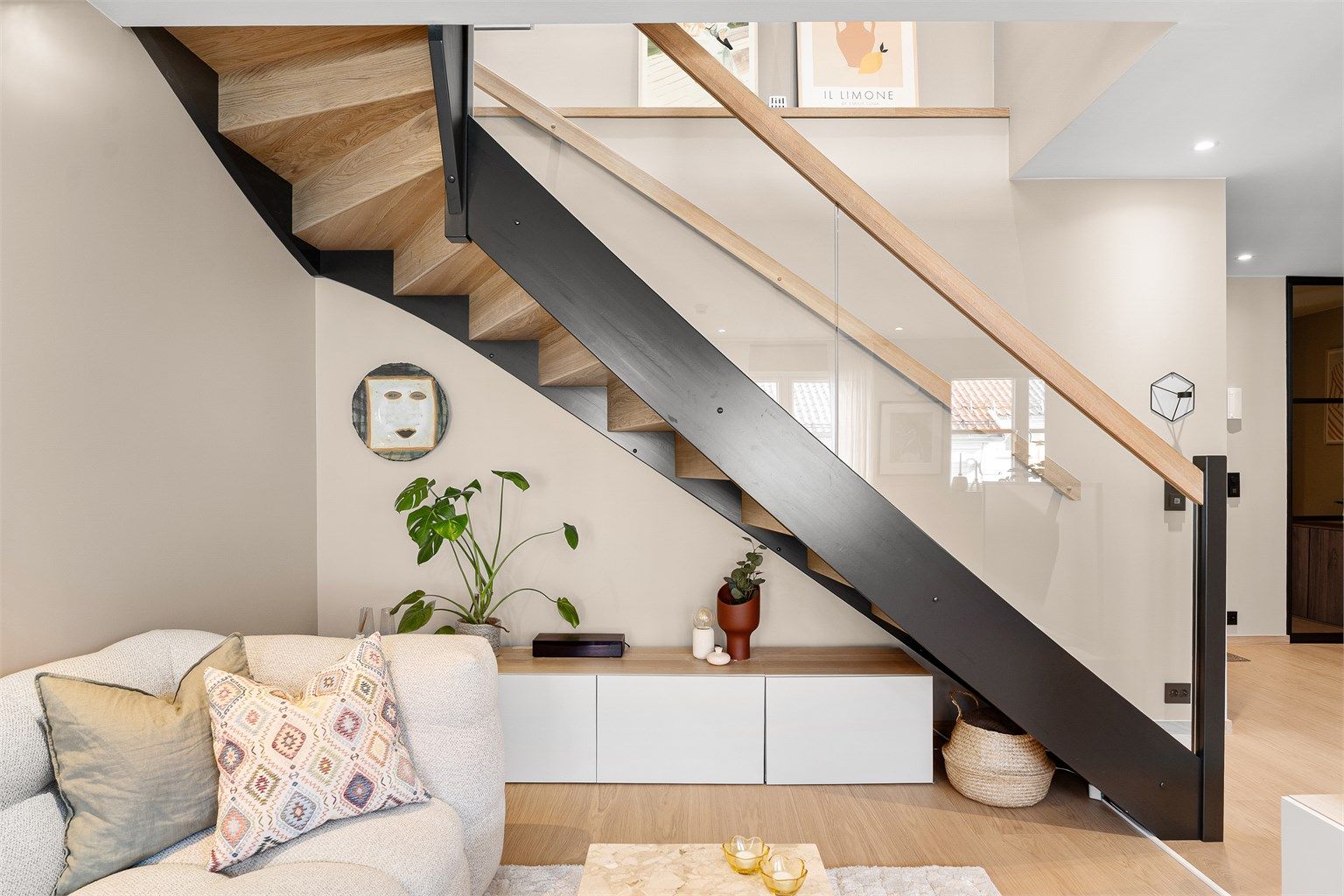 Videre tar vi den flotte trappen opp til boligens øverste etasje. 