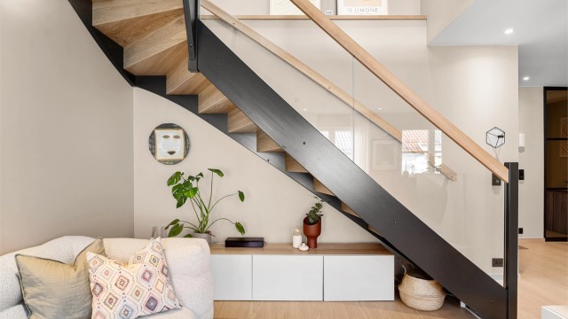 Videre tar vi den flotte trappen opp til boligens øverste etasje.