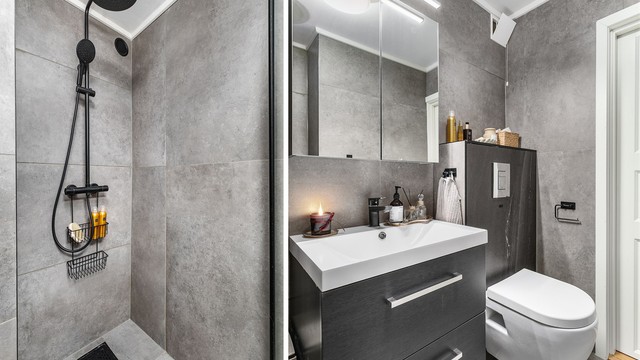 Badet ble i 2020 bygget opp på nytt med blant annet ny membran, storformat fliser og moderne møbler. I gulvet er det varme. Rørfornying ble utført i 2025.