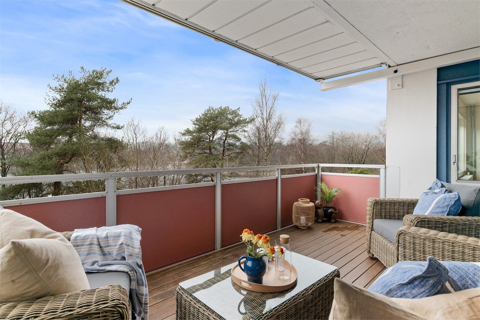 - Ingen bebyggelse foran som gjør at det er lite til ingen innsyn på balkongen -