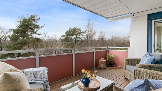 - Ingen bebyggelse foran som gjør at det er lite til ingen innsyn på balkongen -