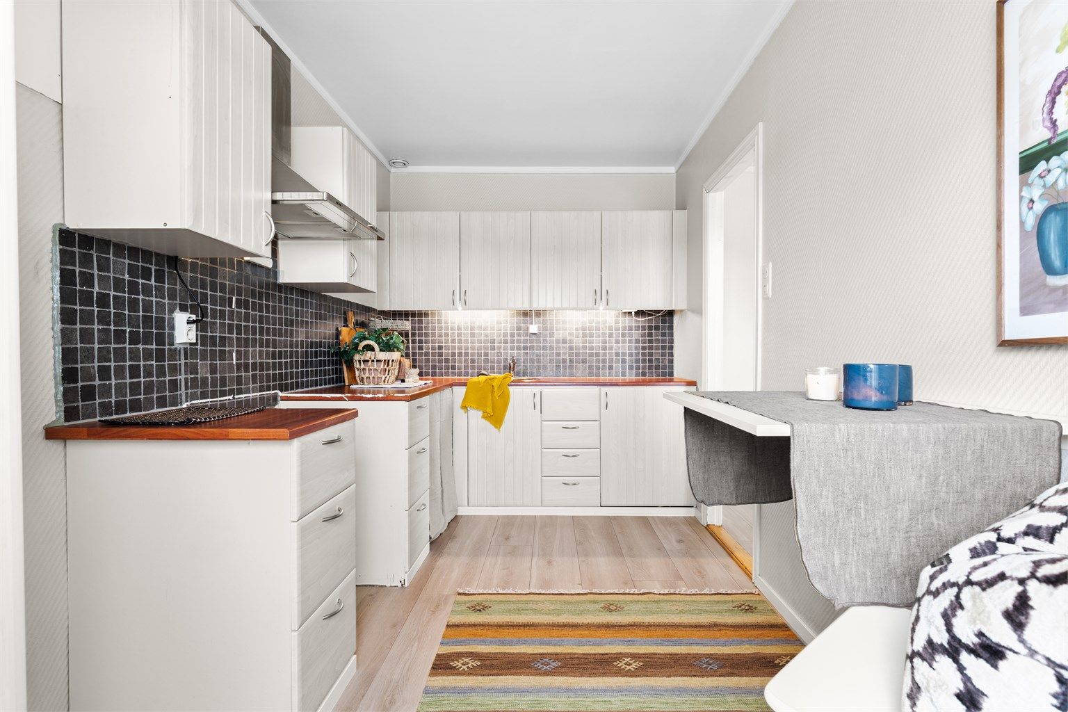 Kjøkken - separat kjøkken med adkomst fra stue - godt med skap- og benkeplass