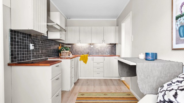 Kjøkken - separat kjøkken med adkomst fra stue - godt med skap- og benkeplass