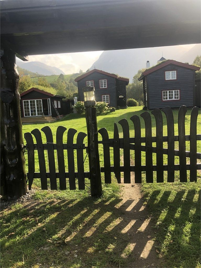 En sjarmerende port ønsker deg velkommen inn på tunet.