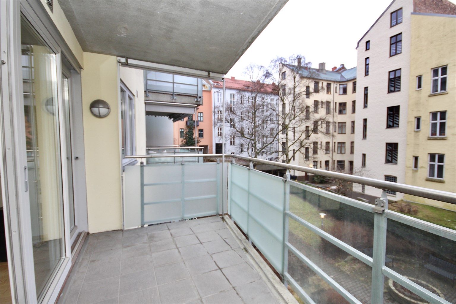 Romslig balkong vendt mot rolig bakgård med gode solforhold.