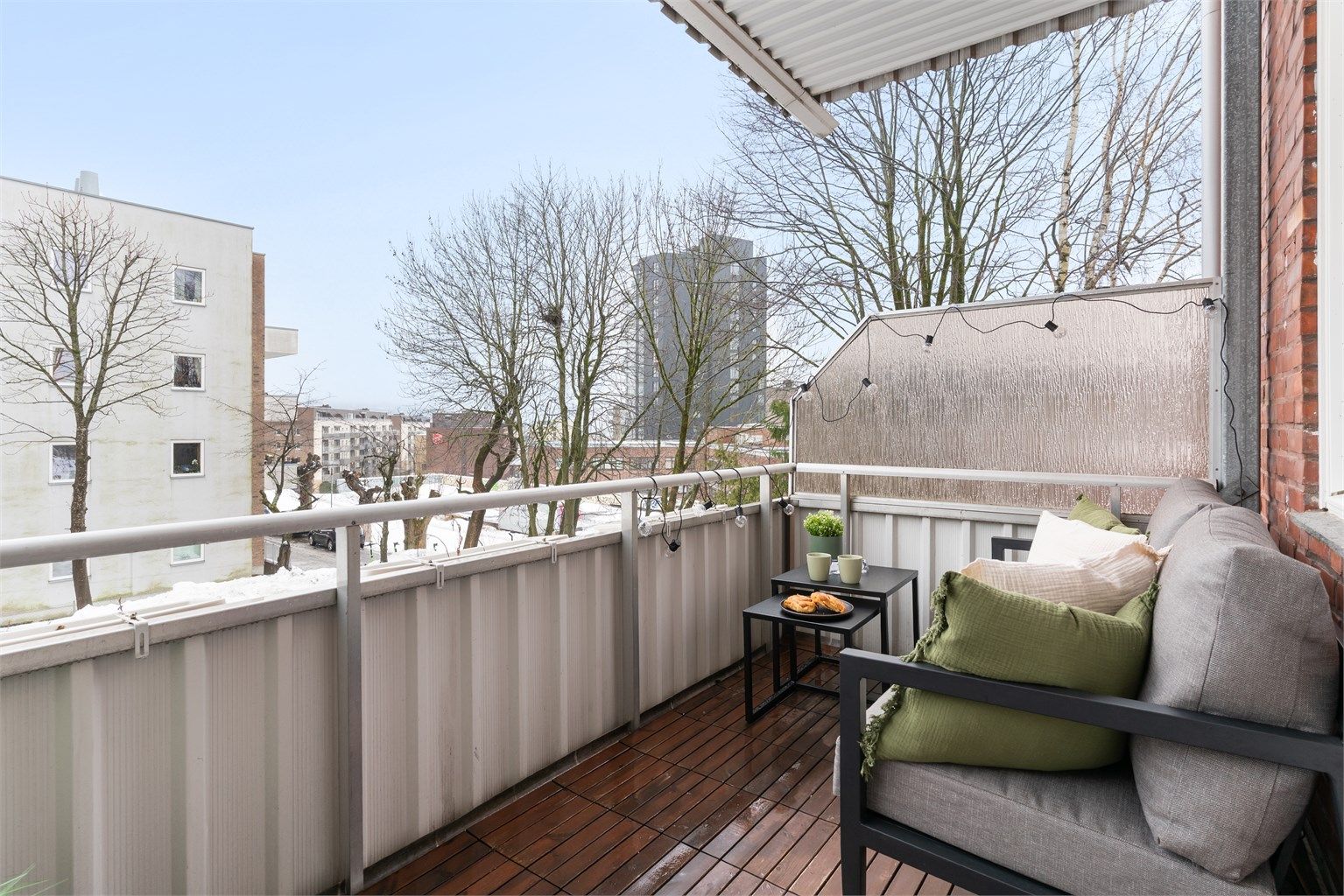 Balkongen er en privat uteplass som vender mot rolige omgivelser. På balkongen er det tillatt med både elektrisk- og gassgrill.