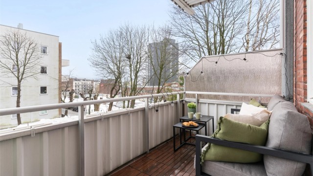 Balkongen er en privat uteplass som vender mot rolige omgivelser. På balkongen er det tillatt med både elektrisk- og gassgrill.