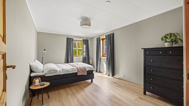 Soverom med god plass til seng og oppbevaring.
