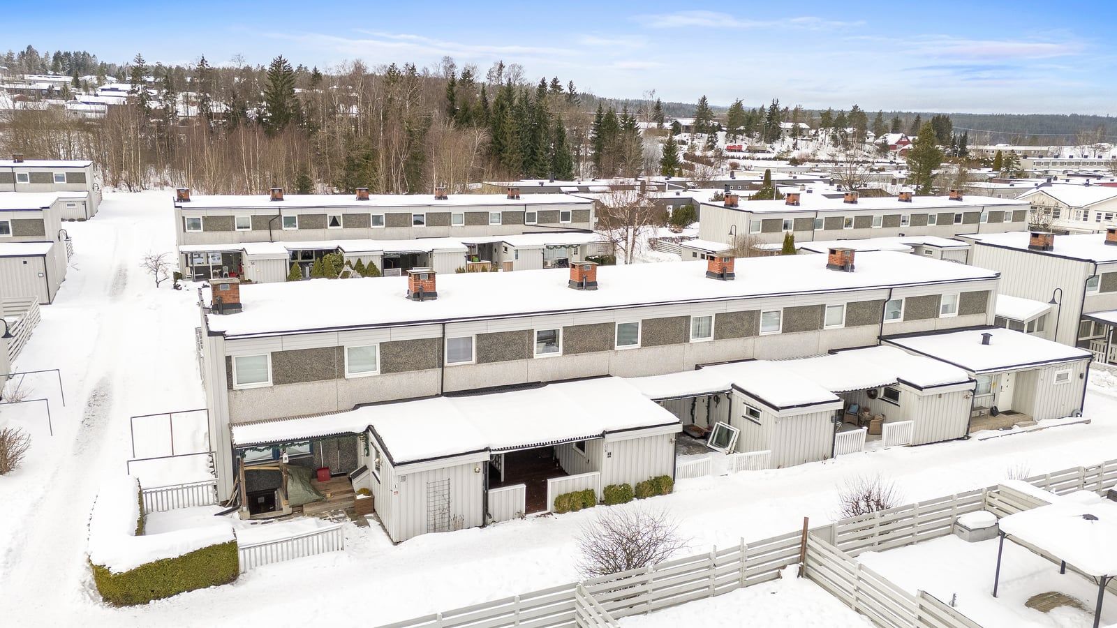 Eiendommen ligger i et rolig og barnevennlig område med kort vei til barnehage og skole