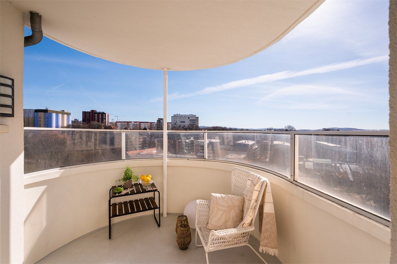 En lys og romslig 3-roms med balkong, heis og peis