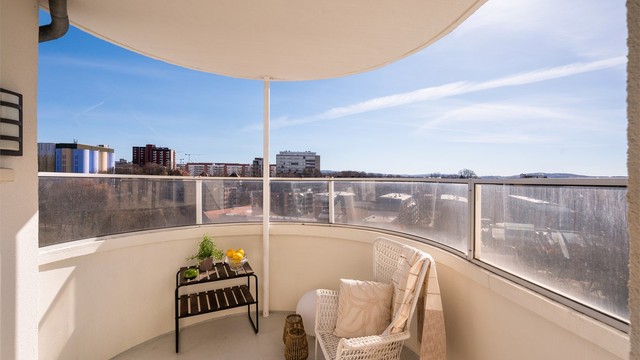 En lys og romslig 3-roms med balkong, heis og peis