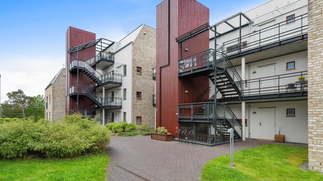Leiligheten ligger i byggets toppetasje (3.etasje). I byggets kjeller finner du parkeringsanlegget med egen parkeringsplass.