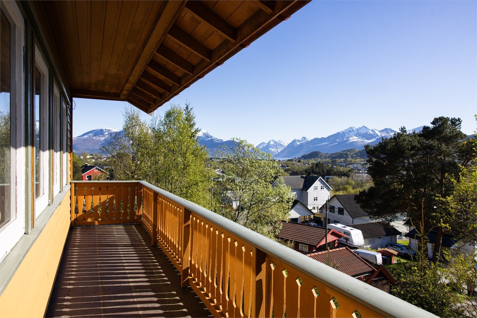 Fra stuen er det og utgang til sydvestvendt veranda. Verandaen er oppmålt til ca 8m² med flislagt dekke på gulv