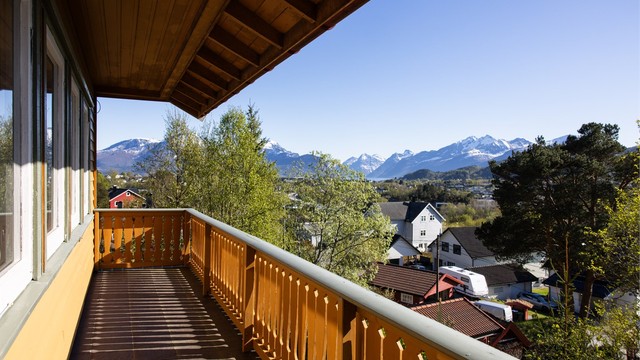 Fra stuen er det og utgang til sydvestvendt veranda. Verandaen er oppmålt til ca 8m² med flislagt dekke på gulv