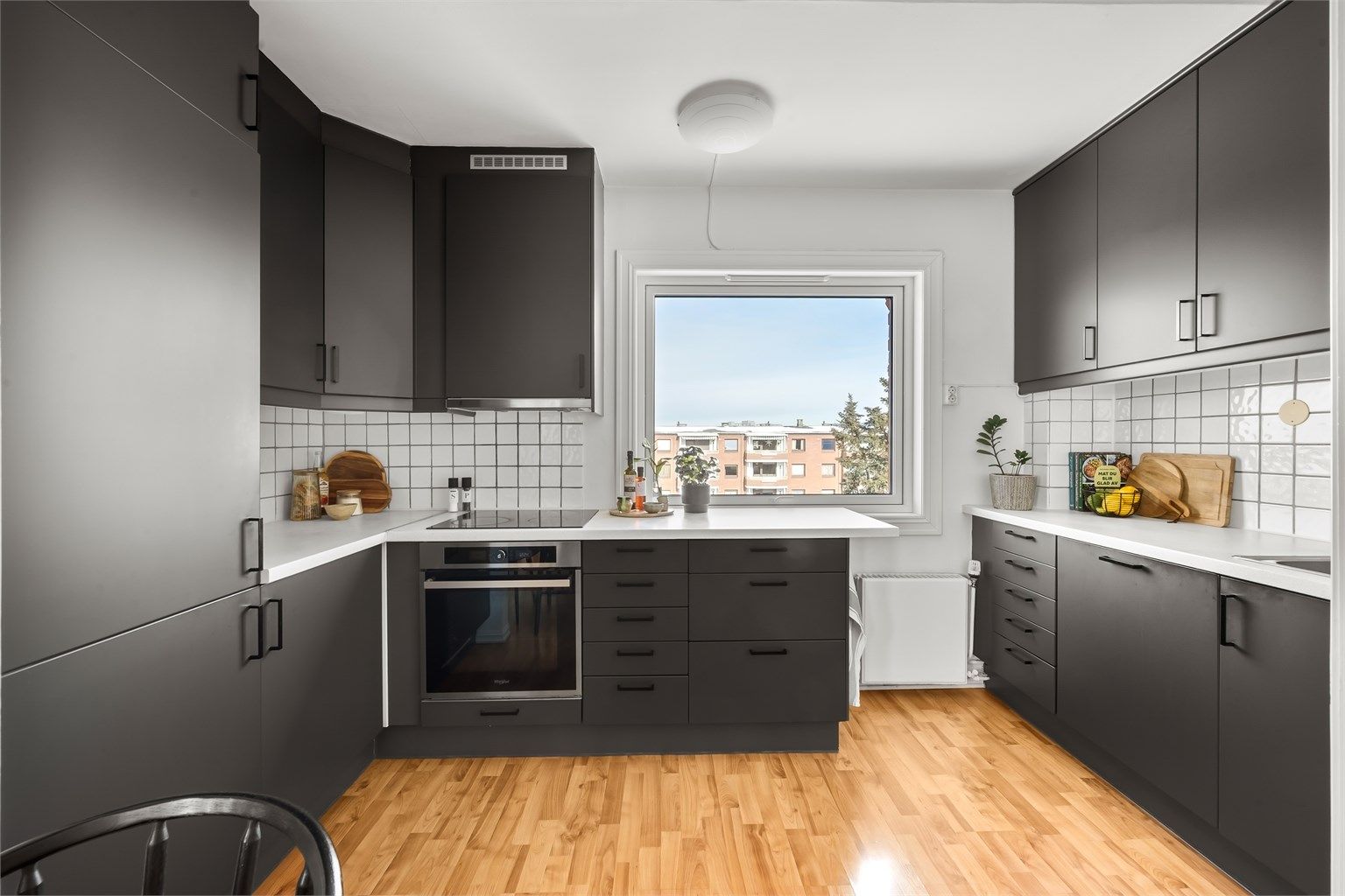 Kjøkkenet har en Ikea-innredning som ble oppgradert med nye fronter, stekeovn og ventilator i 2021.