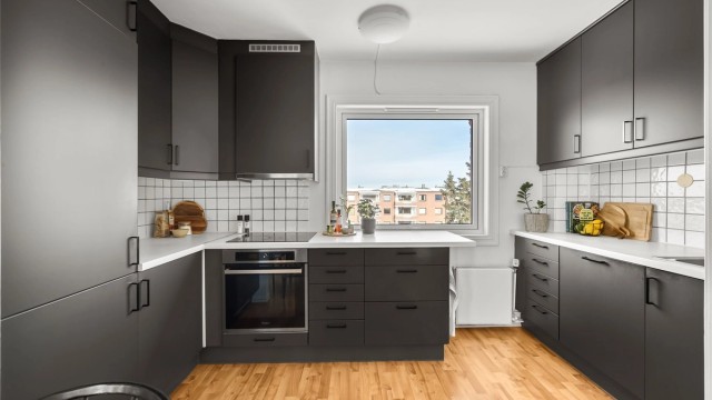 Kjøkkenet har en Ikea-innredning som ble oppgradert med nye fronter, stekeovn og ventilator i 2021.
