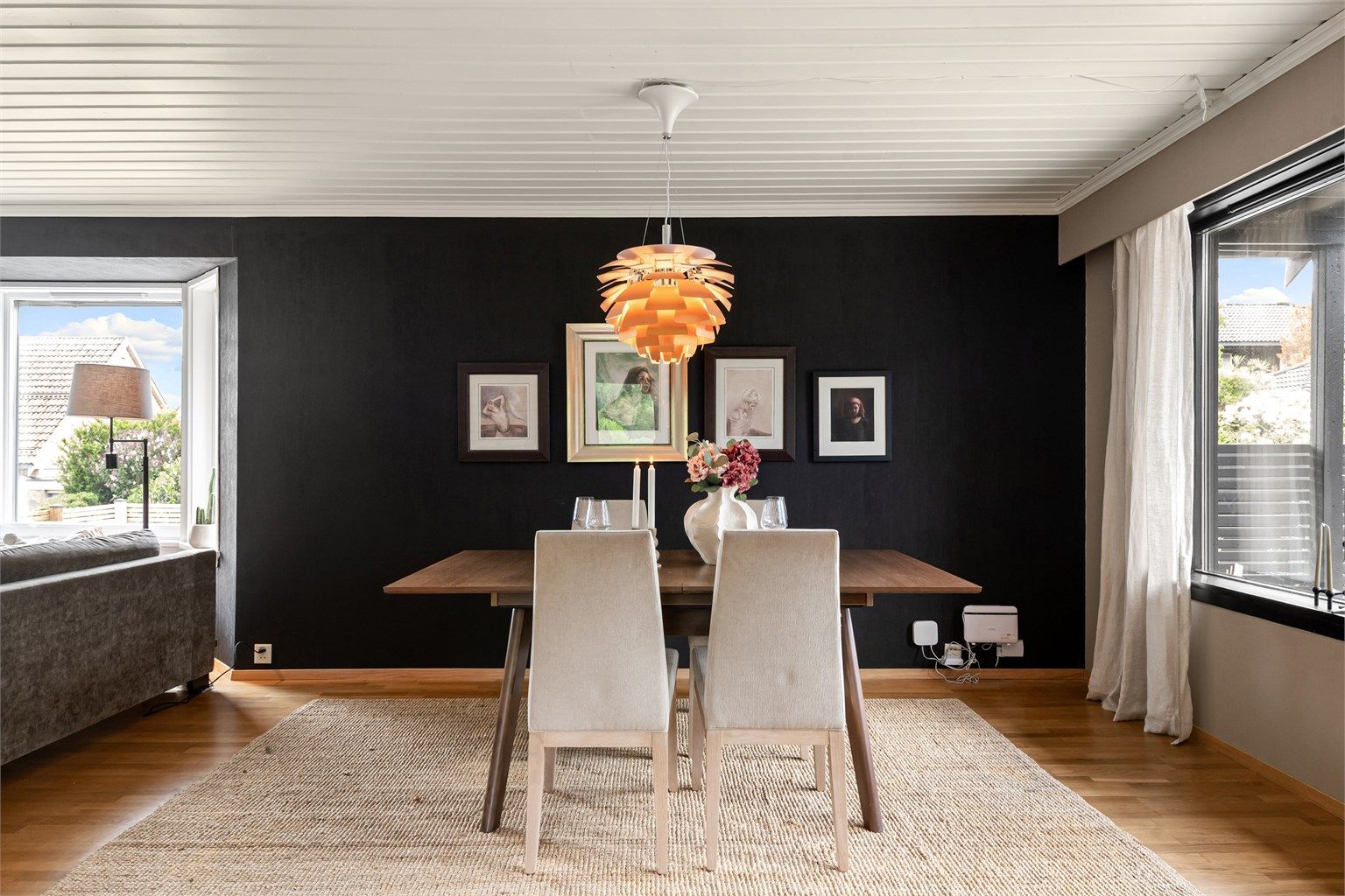 Spisestuen har god plass til et stort spisebord for hyggelige sammenkomster.