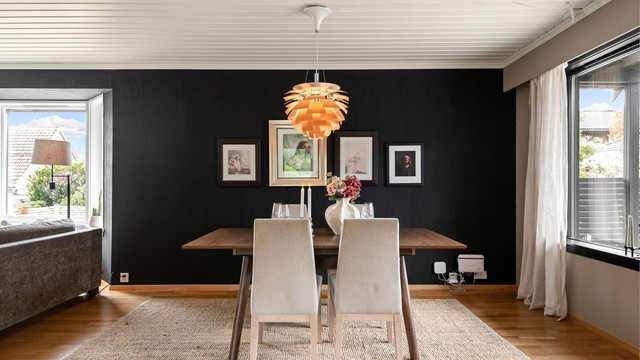 Spisestuen har god plass til et stort spisebord for hyggelige sammenkomster.