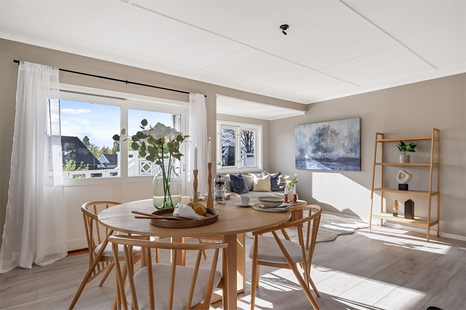 Spisestue er romslig med utgang til terrassen via skyvedør.
