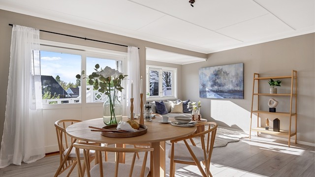 Spisestue er romslig med utgang til terrassen via skyvedør.