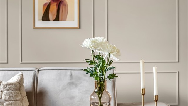 Vegger med listverk gir stuen et elegant preg.