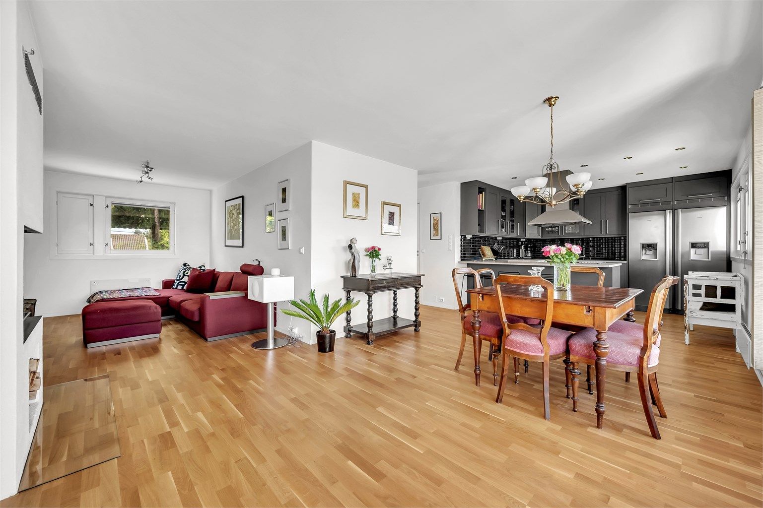 Foto: Martine Eren Jacobsen / iSnitt
Stuen er romslig og kan enkelt innredes etter eget ønske og personlig stil. 