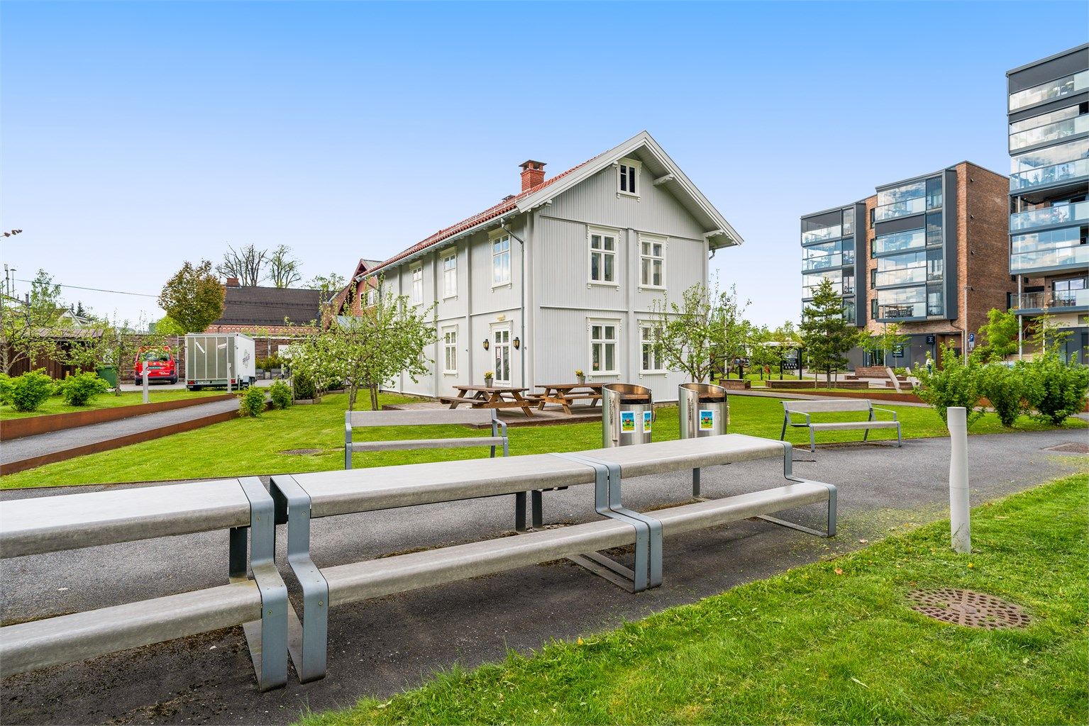 Leiligheten ligger i attraktive Saga Park, et moderne boligområde med fine grøntarealer.