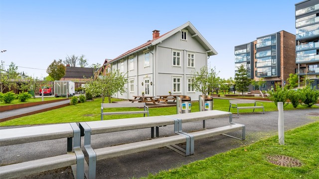 Leiligheten ligger i attraktive Saga Park, et moderne boligområde med fine grøntarealer.