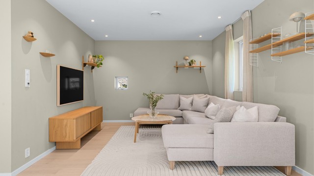 Stuen har god plass til en stor sofagruppe og flere møbleringssoner.