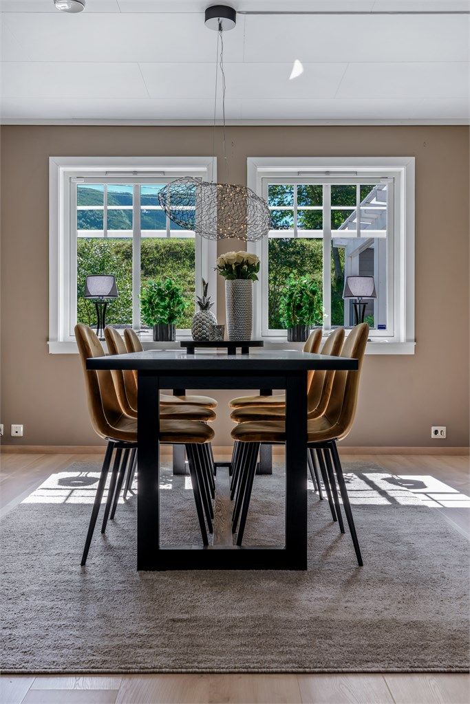 God plass til langbord for sosiale sammenkomster.
