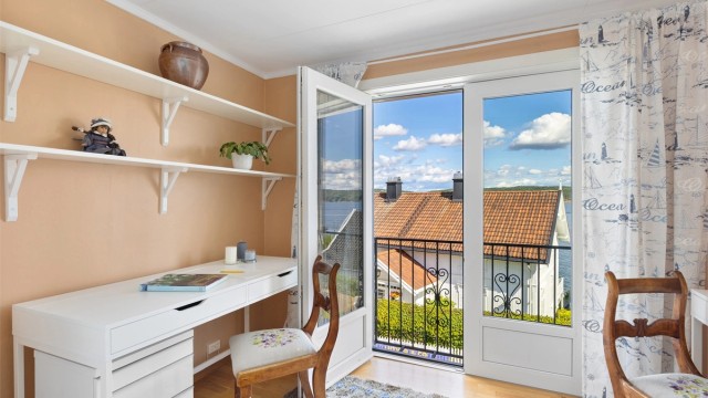 "Loftstue" brukt som arbeidsrom, med nydelig utsikt