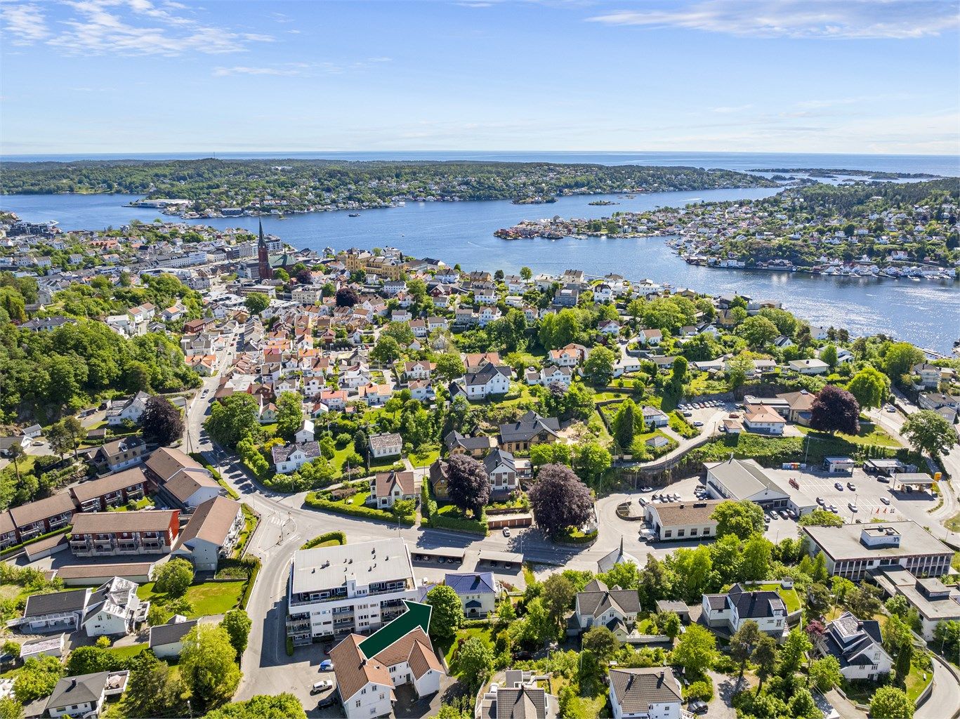 Dronebilde av området med pil på eiendommen.