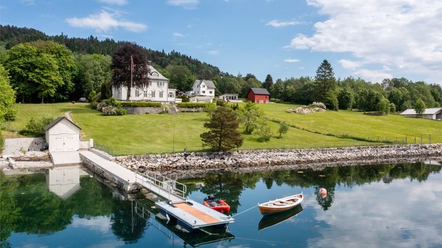 Eiendommen inkluderer et naust på 30 m² med hems og vinsj for båtopptrekk