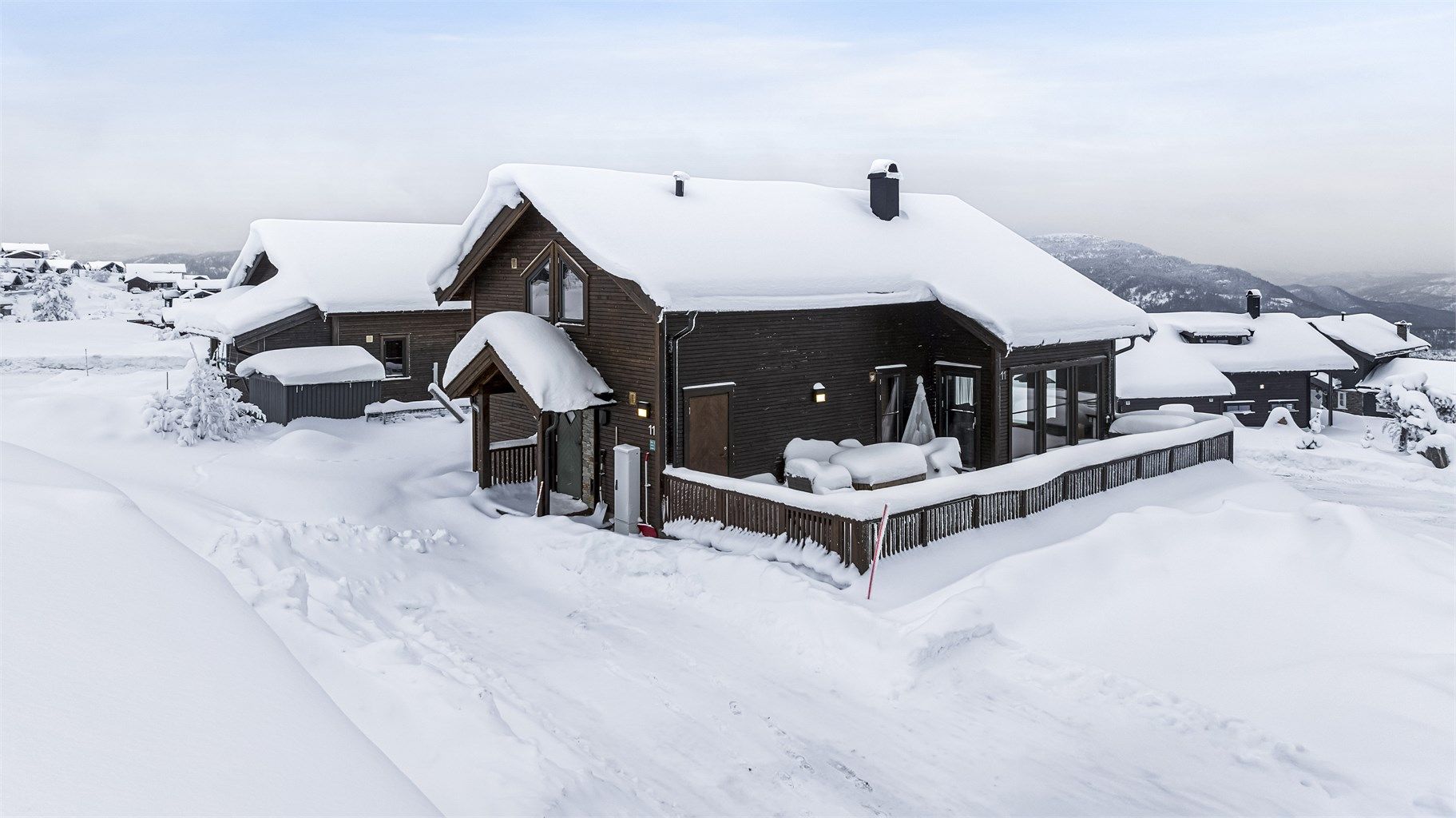 Nyere og moderne. Lettholdt og innbydende hytte med 4 soverom