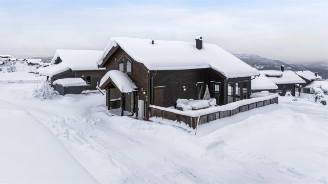 Nyere og moderne. Lettholdt og innbydende hytte med 4 soverom