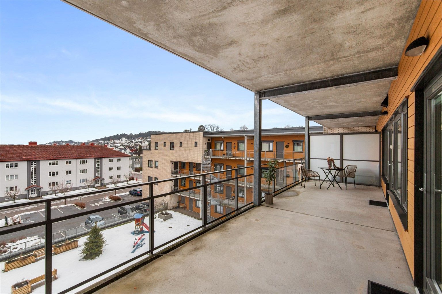 Fint utsyn utover området og til det flotte fellesområdet i sameiet