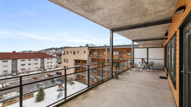 Fint utsyn utover området og til det flotte fellesområdet i sameiet