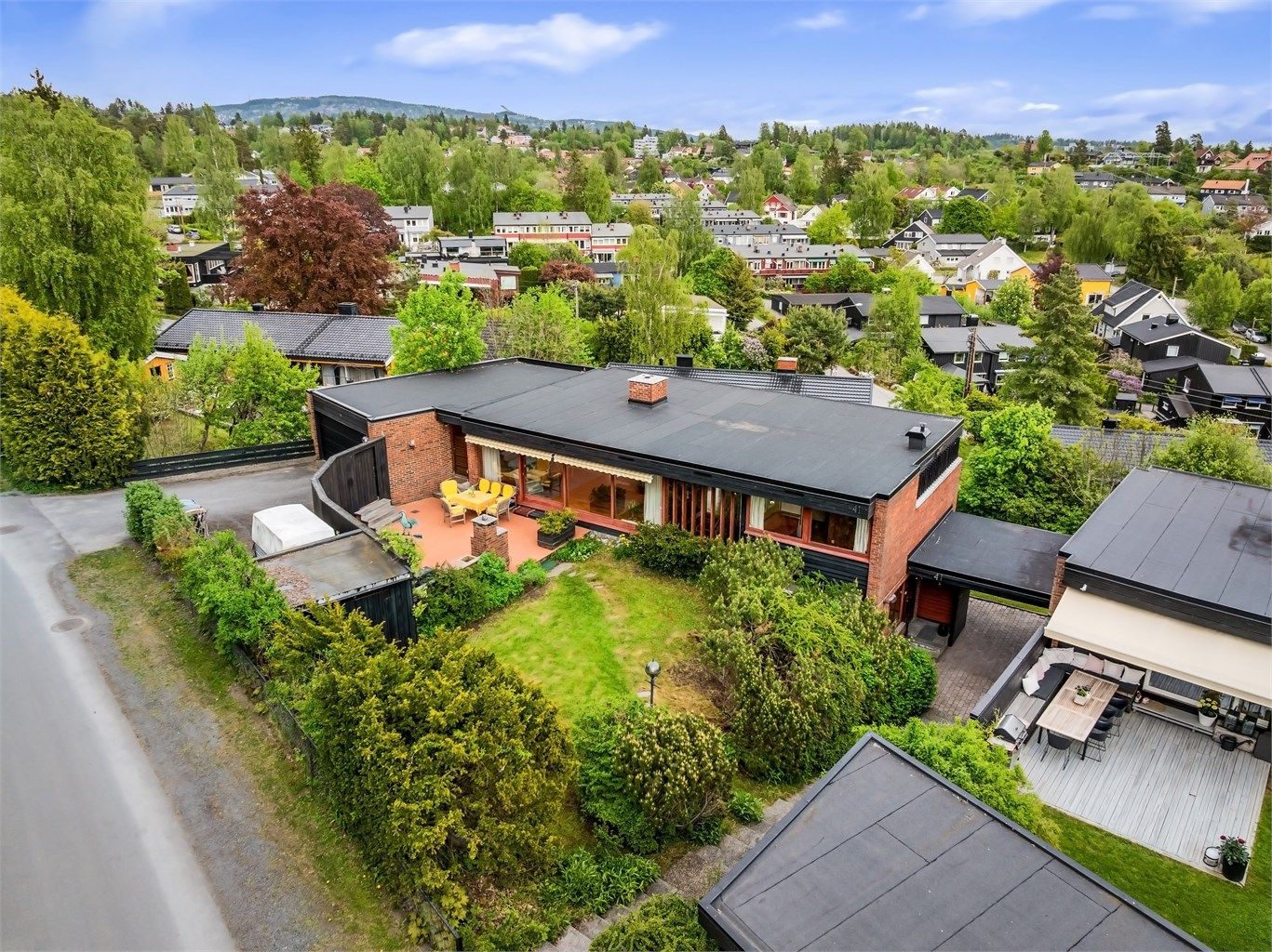 Velkommen til Kalkbrennerveien 41 på Hosle - En stilig arkitekttegnet enebolig over 2 store plan med dobbelgarasje, utsikt og fantastiske solforhold