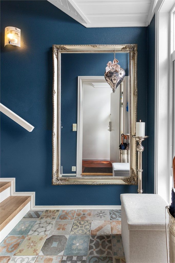 Velkommen inn. Entréen har et karakteristisk flislagt gulv og inngangsdør med elektronisk kodelås.