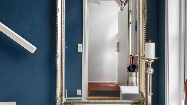 Velkommen inn. Entréen har et karakteristisk flislagt gulv og inngangsdør med elektronisk kodelås.