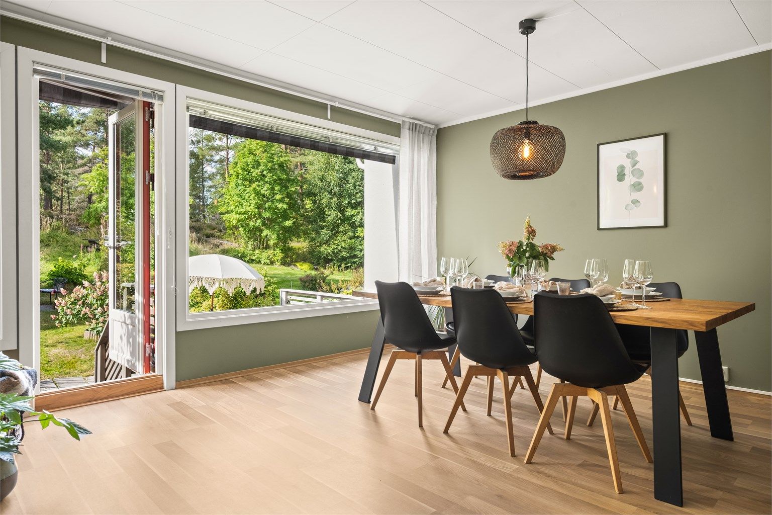Døren fra spisestuen åpner opp mot terrassen og hagen.