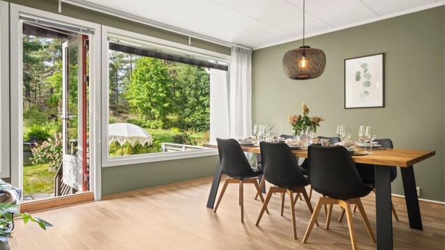 Døren fra spisestuen åpner opp mot terrassen og hagen.