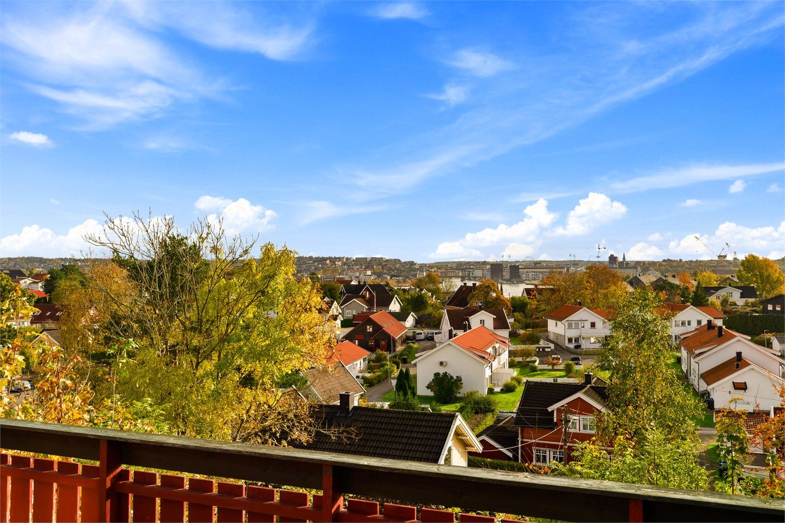 Vid og langstrakt utsikt mot øst sees både ute på altanen og fra flere rom i første etasje.