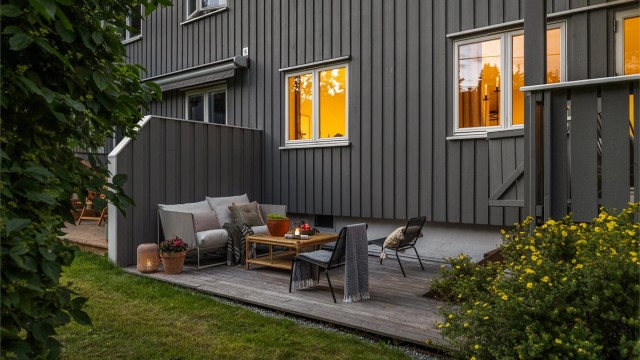 Et herlig og skjermet uterom som fungerer ypperlig som en forlengelse av boligen på sommerhalvåret