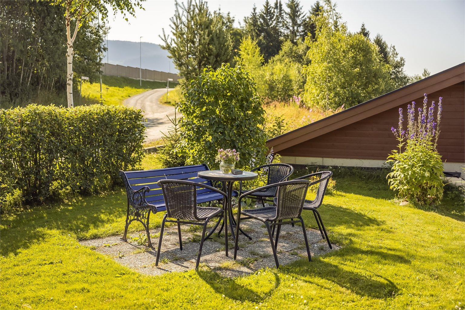 Melhus sentrum tilbyr gode kollektivforbindelser med hyppige buss- og togavganger som tar deg direkte inn til Trondheim sentrum og andre destinasjoner i området. Dette gjør det enkelt å pendle, enten du er student eller jobber i byen.