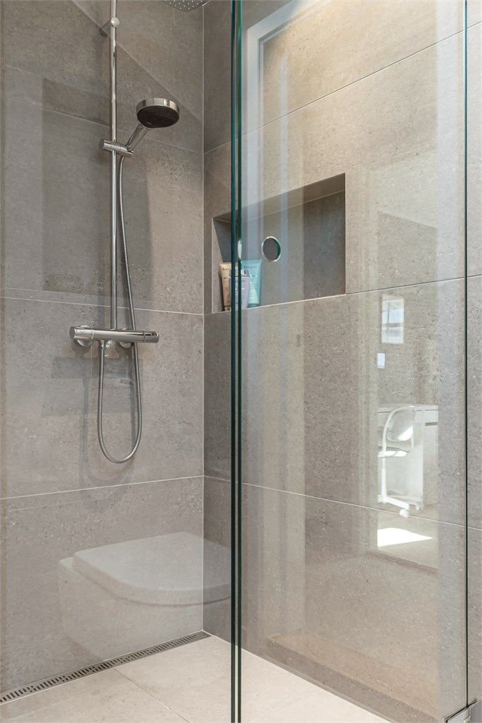 Badet har både dusj og hjørnebadekar