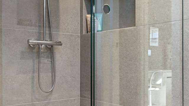 Badet har både dusj og hjørnebadekar