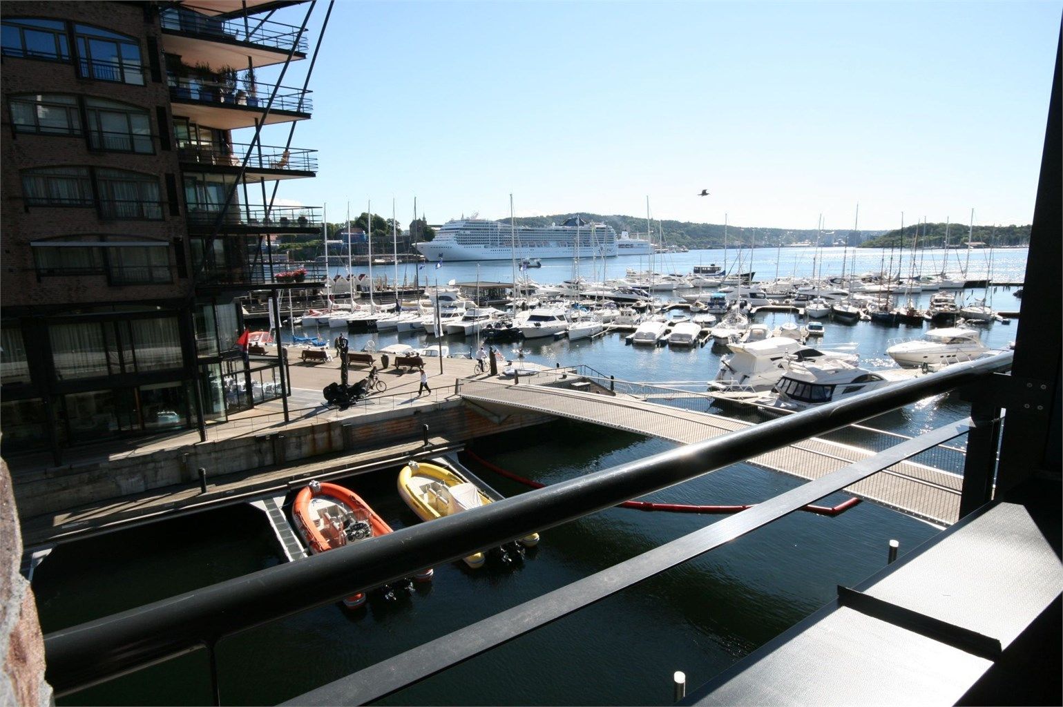 Velkommen til Lille Stranden 8 - hyggelig 2-roms leilghet med pen utsikt fra balkong.