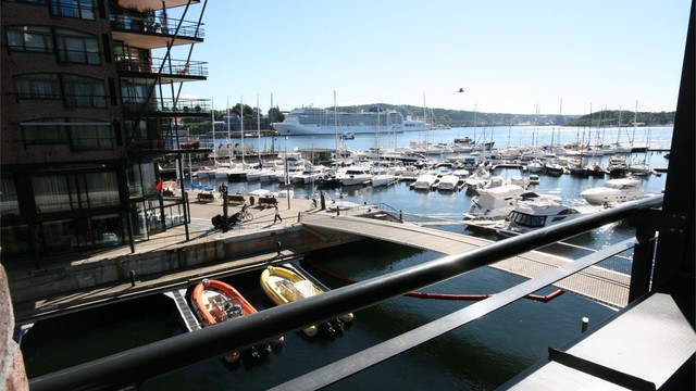 Velkommen til Lille Stranden 8 - hyggelig 2-roms leilghet med pen utsikt fra balkong.
