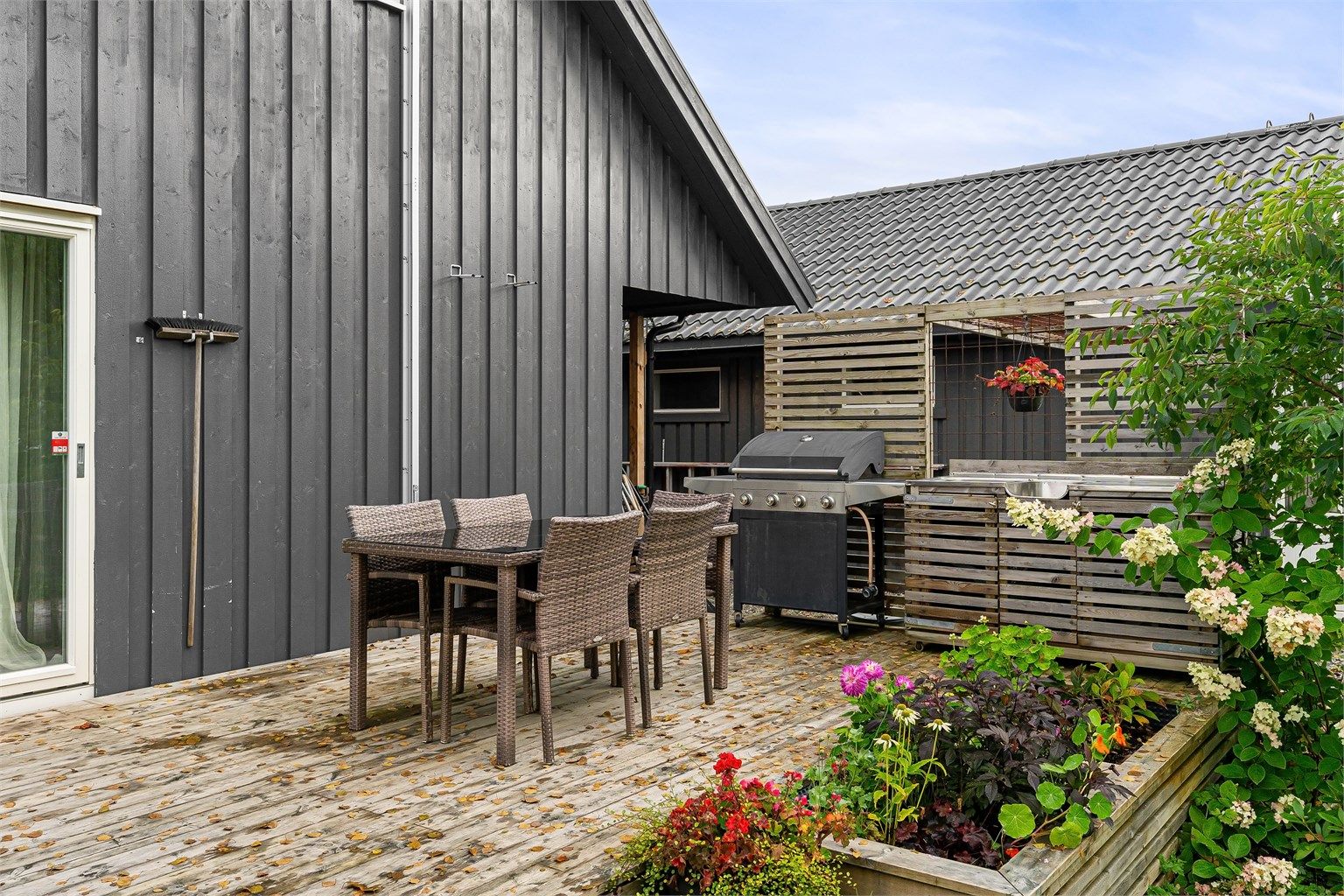 Tilrettelagt plass for grill og utendørs matlaging i tilknytning til spiseplassen.